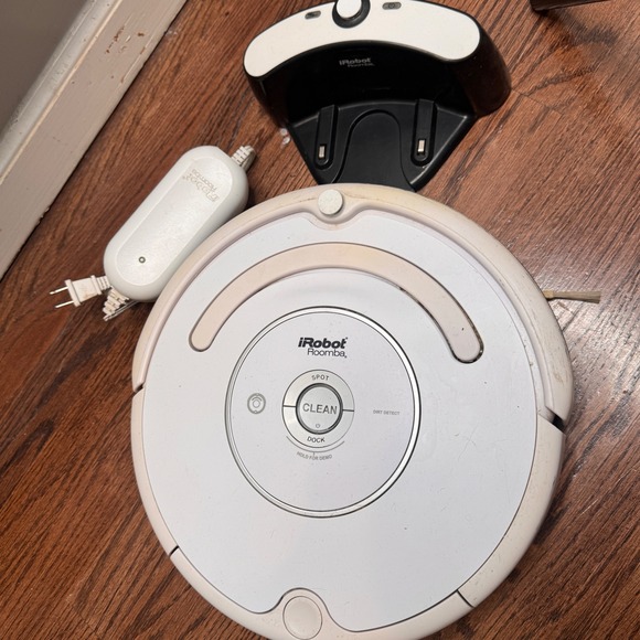 iRobot Roomba 400 500 Series Robotic Vacuum Cleaner With Charger Dock For Parts - Picture 1 of 7
